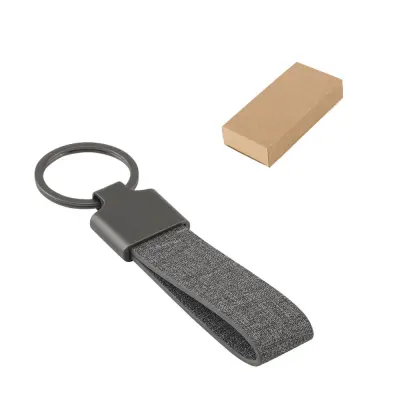 RAVEN. Rectangular-shaped keyring made of metal and recycled pet (30% recycled)