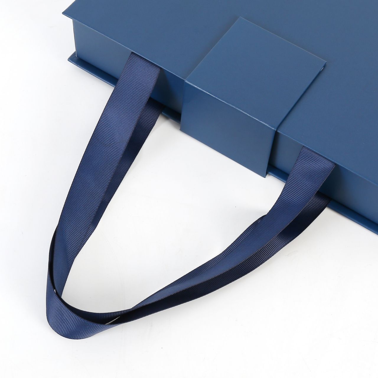 Magnetic box with handle